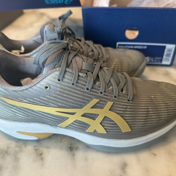 NEW ASICS SOLUTION SPEED FF STONE GREY/RICH GOLD TENNIS SHOES MENS 6.6, WOMENS 8 main image 8